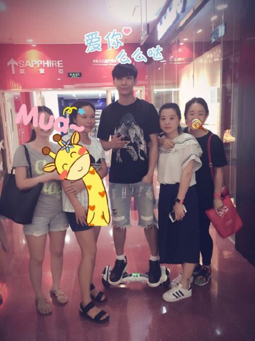 炎亚纶骑扭扭车跟粉丝拍照