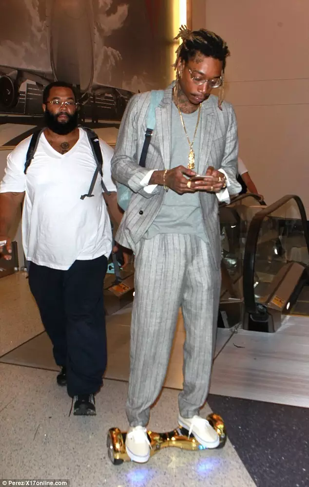 说唱歌手Wiz Khalifa骑扭扭车