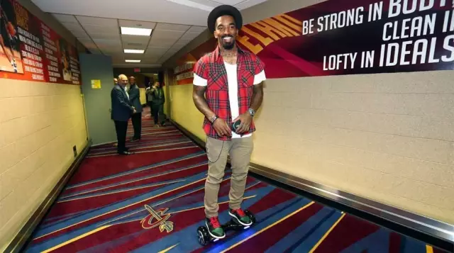 NBA的J.R. Smith骑着扭扭车出场
