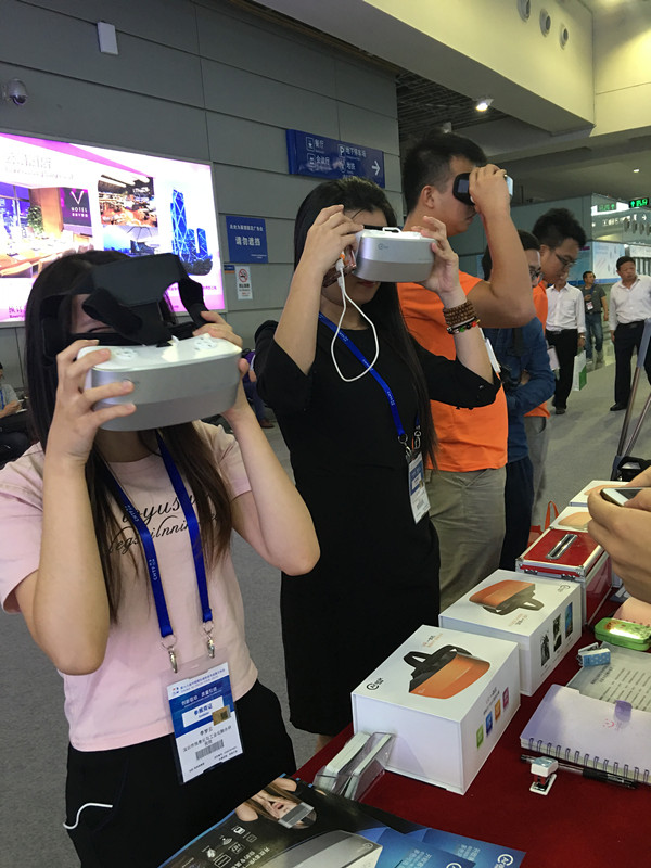客户在体验VR一体机