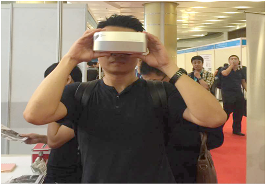 客户在体验vr一体机 客户在体验vr一体机